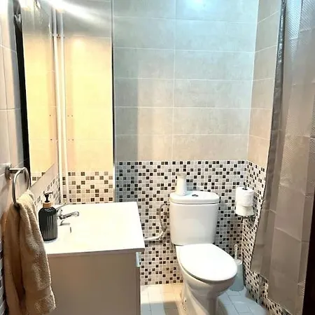 Exclusiva Habitacion, Frente A Estadio Balaidos A Pocos Minutos De La Playa!